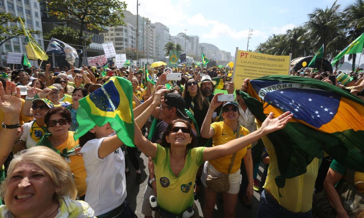 Ato convocado pelas redes sociais levou centenas de pessoas com bandeiras do Brasil e cartazes contra PT, Dilma e Lula à Copacabana Foto: Custódio Coimbra / Agência O Globo