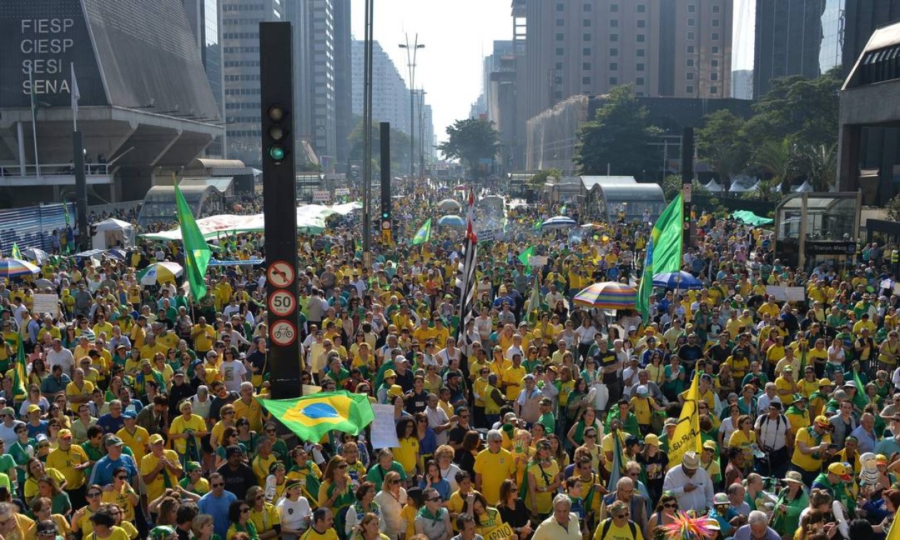 Manifestantes fazem protesto na Avenida Paulista, em São Paulo Foto: NELSON ALMEIDA / AFP