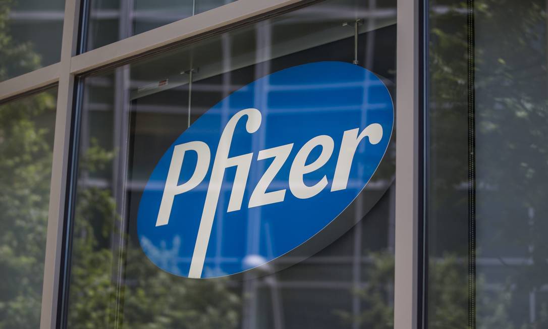 Logomarca da Pfizer no centro de pesquisa em Cambridge, Massachusetts Foto: Scott Eisen / Bloomberg