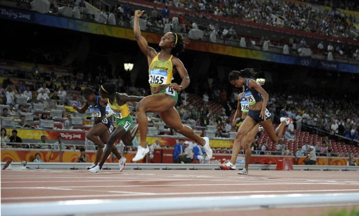 Jamaicana Shelly-Ann Fraser-Pryce, celebra vitória nos 100 metros rasos em Pequim, em 2008 Foto: Kay Nietfeld / EFE