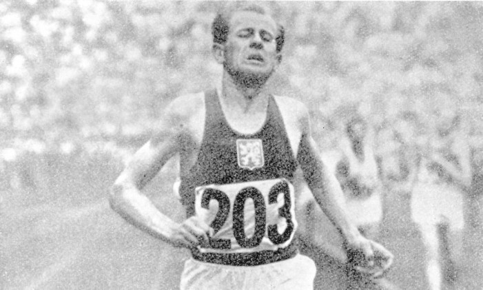 Emil Zátopek, vencedor dos 5 mil metros rasos na Olimpíada de Helsinque, em 1952 Foto: CPA REUTERS