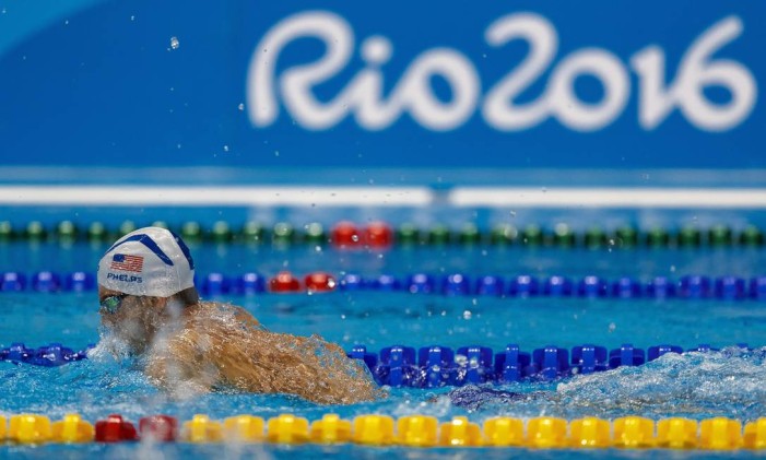 O nadador americano Michael Phelps treina pela primeira vez no Estádio Aquático, na Barra Foto: Daniel Marenco / Agência O Globo