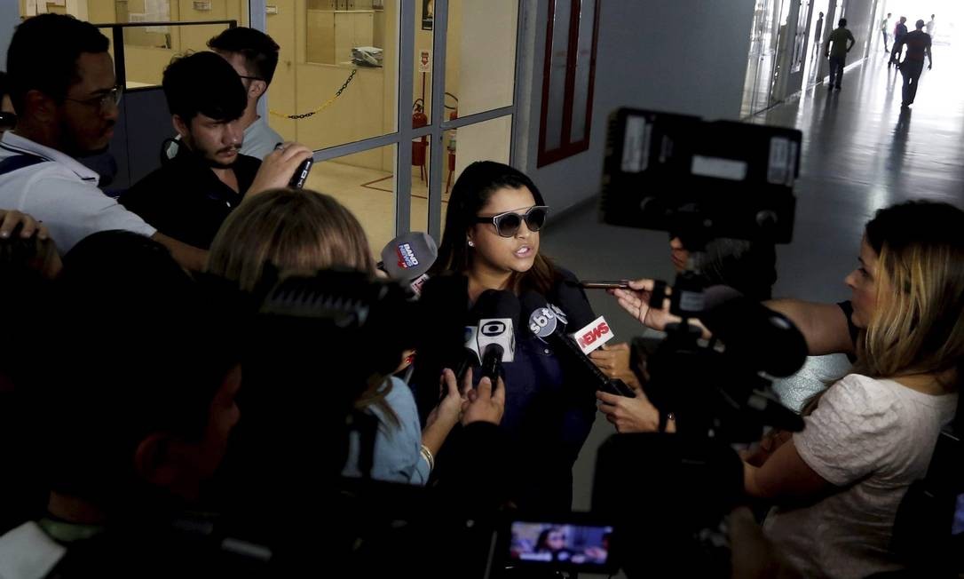 A cantora Preta Gil dando entrevistas na delegacia após ser alvo de insultos racistas nas redes sociais Foto: Agência O Globo