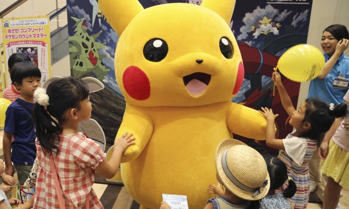 FILE - In this July 18, 2016, file photo, a stuffed toy of Pikachu, a Pokemon character, is surrounded by children during a Pokemon festival in Tokyo. A real-life Pikachu statue appeared in a New Orleans park. New Orleans police told ABC News for a story published August 2, 2016, that they have no plans to remove it. (AP Photo/Koji Sasahara, File) Foto: Koji Sasahara / AP