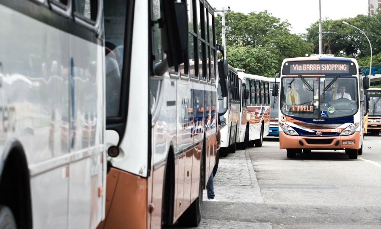 Rua no Jardim Bonsucesso ganha novo ponto de ônibus com cobertura