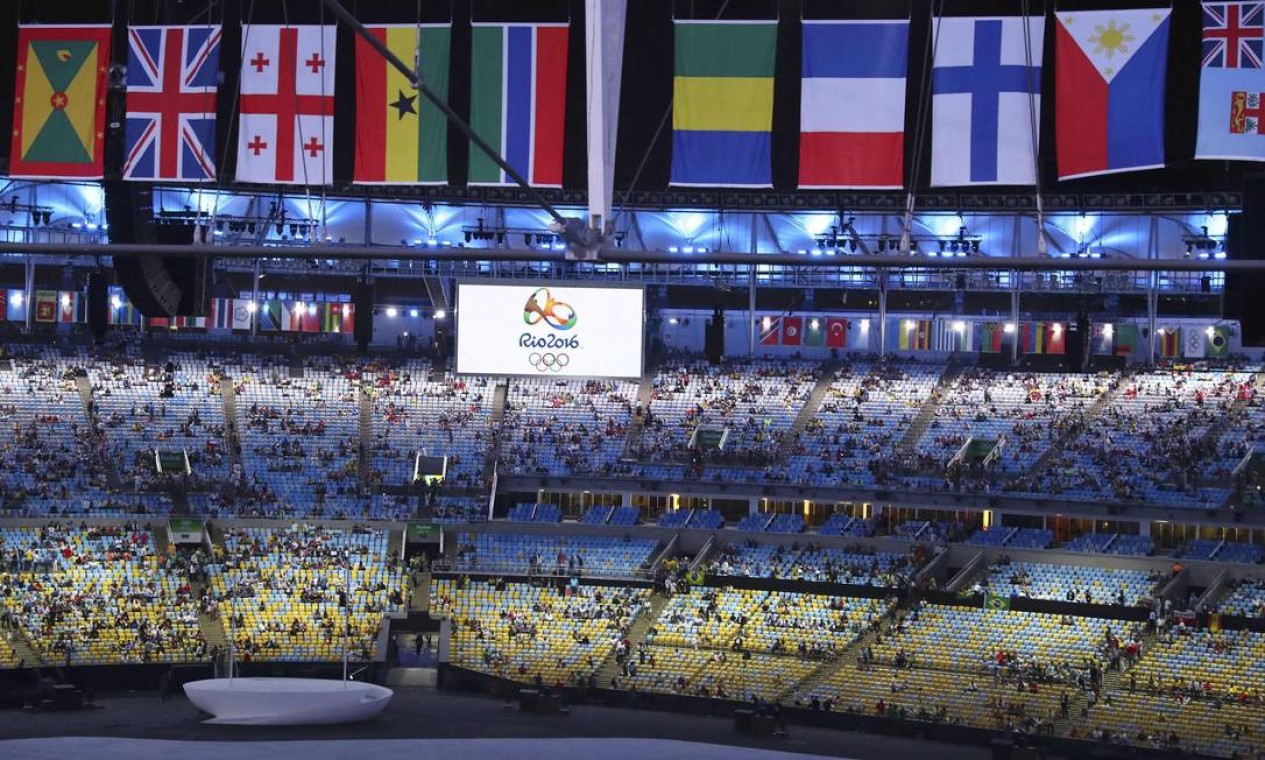 As bandeiras dos países participantes dos Jogos Foto: FABRIZIO BENSCH / REUTERS