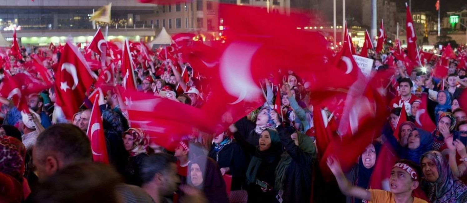 Pressão popular. Simpatizantes do governo Erdogan se manifestam em Istambul após tentativa de golpe militar Foto: Danielle Villasana / Bloomberg/20-7-2016