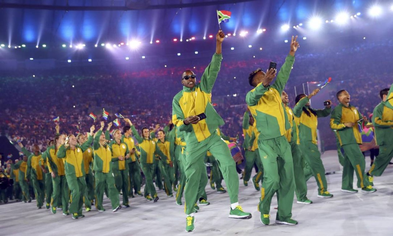 Atletas da África do Sul mostram animação Foto: KAI PFAFFENBACH / REUTERS