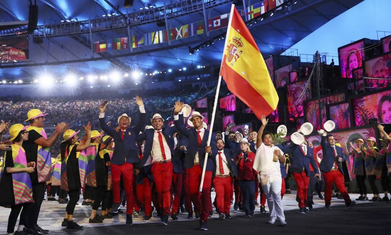 Rafael Nadal carrega a bandeira da delegação da Espanha Foto: STEFAN WERMUTH / REUTERS