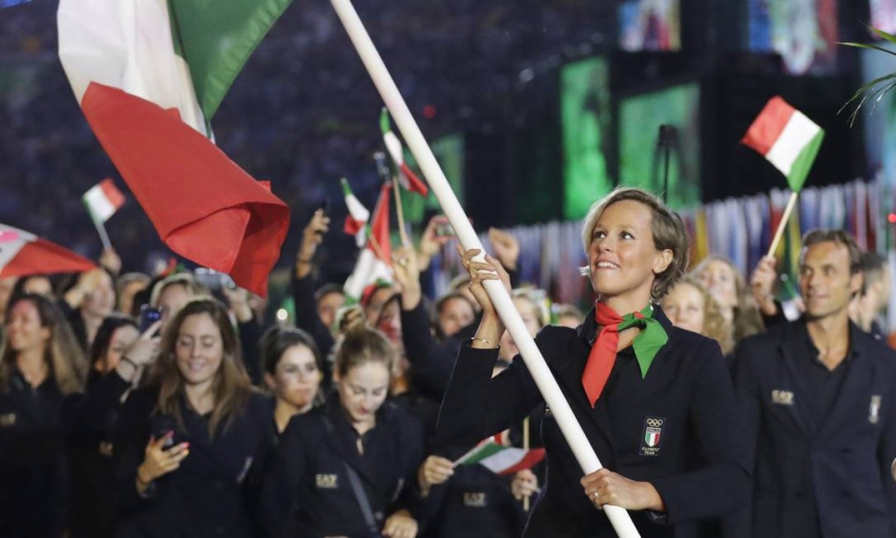 Federica Pellegrini carrega a bandeira da Itália durante a cerimônia de abertura dos Jogos Olímpicos de 2016 Foto: David Goldman / AP