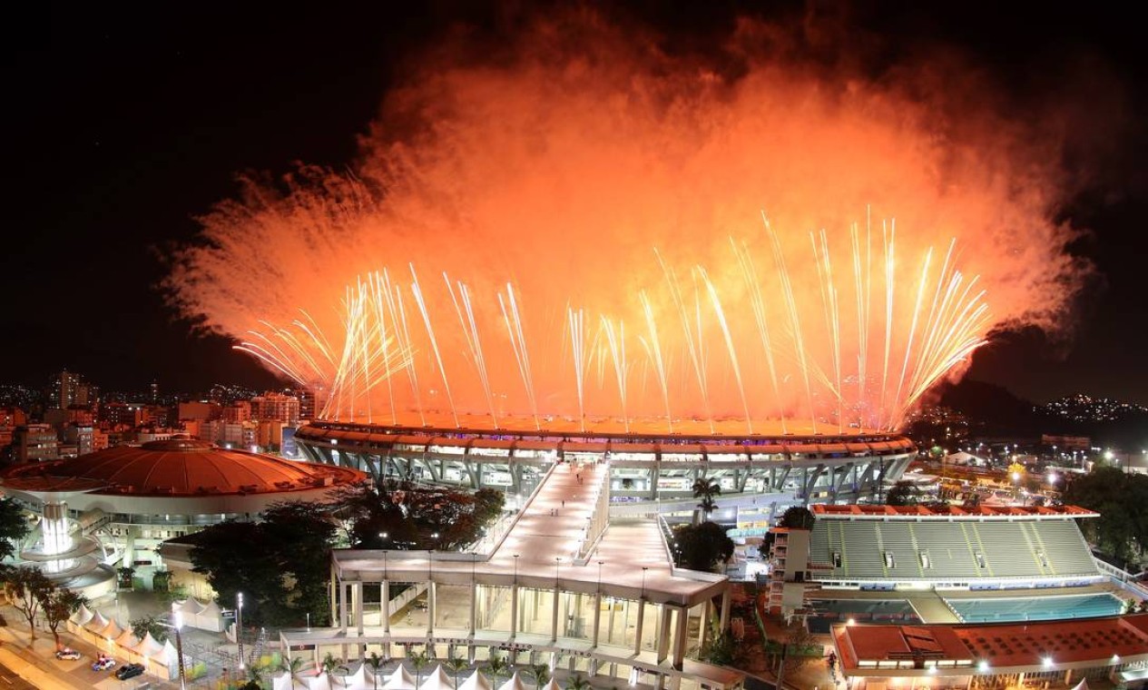 Queima de fogos na festa de abertura dos Jogos Foto: Marcelo Carnaval / Agência O Globo