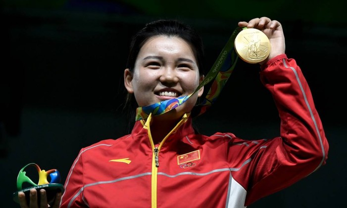 Zhang Mengxue. Ouro para a China no tiro esportivo Foto: PHILIPPE LOPEZ / AFP