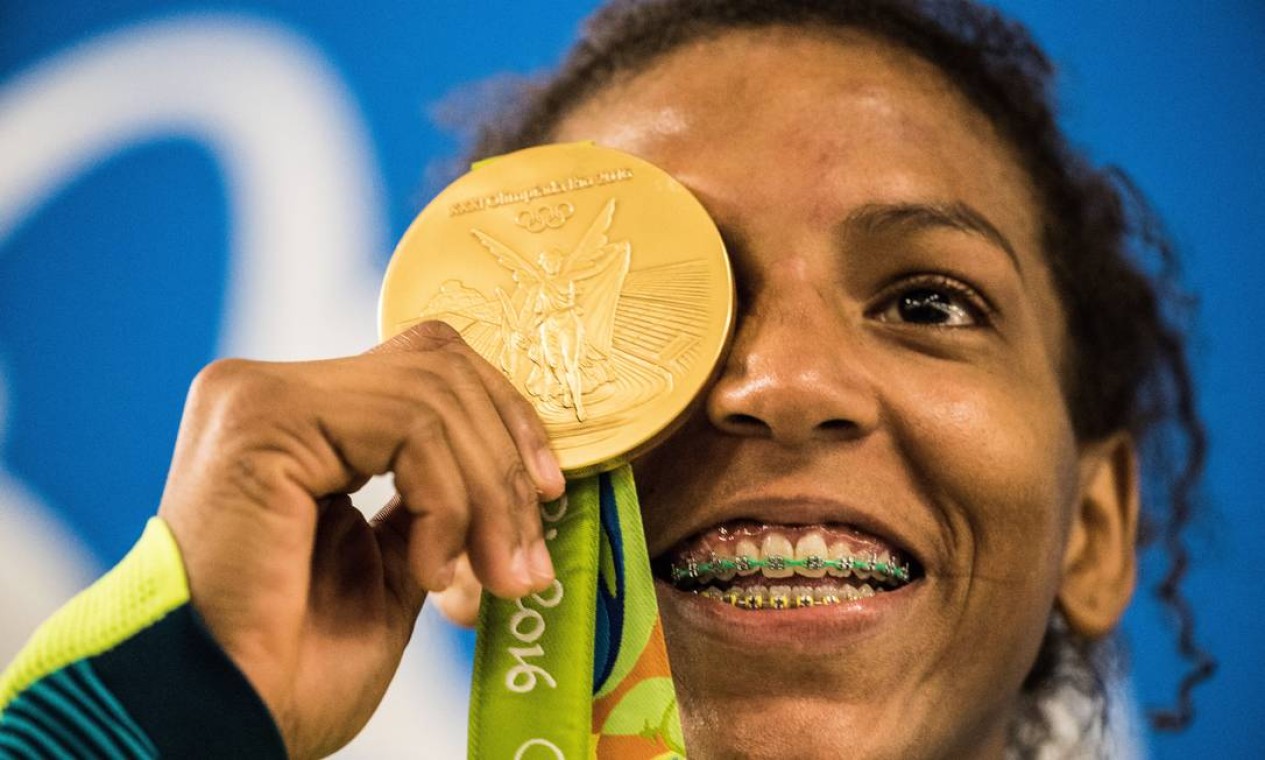 Rafaela Silva exibe sua medalha de ouro na Rio-2016 Foto: Danilo Verpa / Agência O Globo
