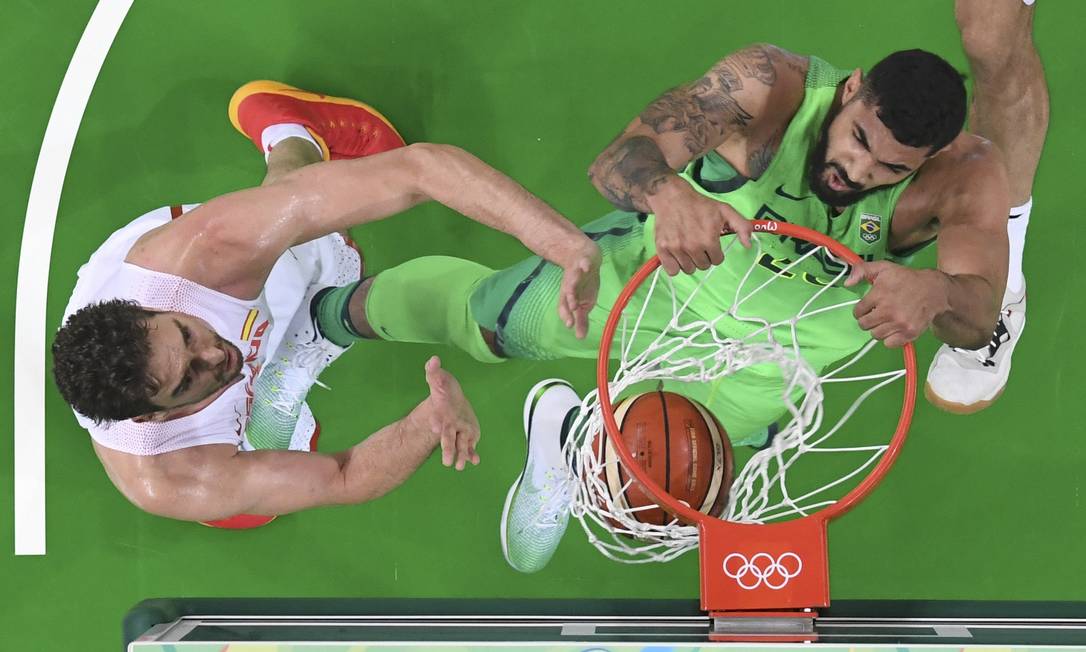 Nos últimos segundos, Brasil vence Espanha por 66 a 65 no basquete  masculino