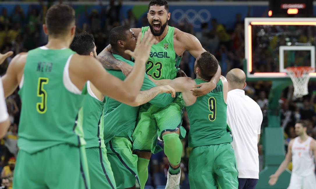 Brasil derruba Espanha no basquete e ganha de prêmio estrada mais dura
