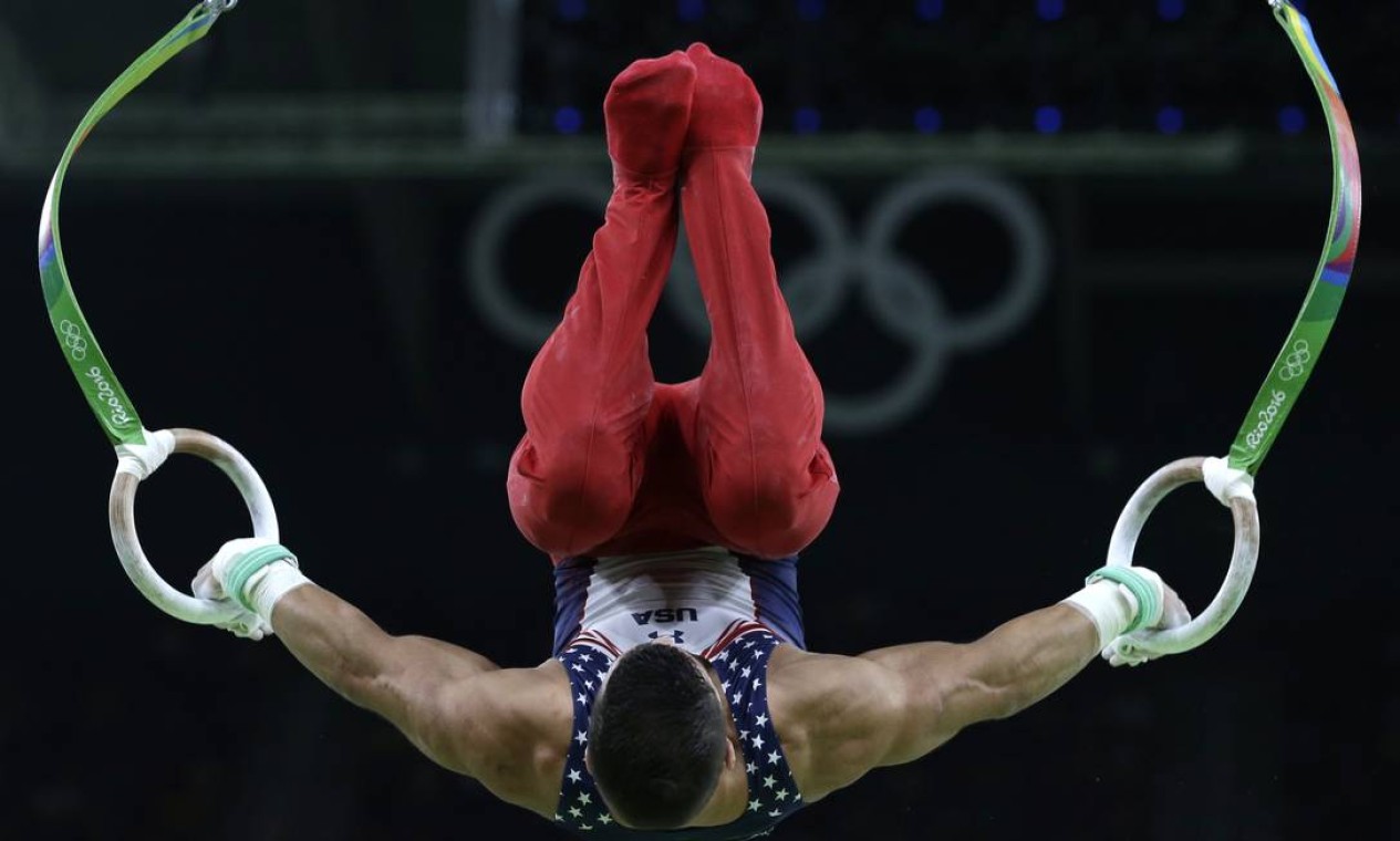 Para competir nas argolas, os atletas testam a sua força Foto: Rebecca Blackwell / AP