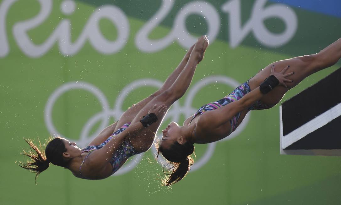 Ingrid Oliveira e Giovanna Pedroso competem juntas no Maria Lenk Foto: MARTIN BUREAU / AFP