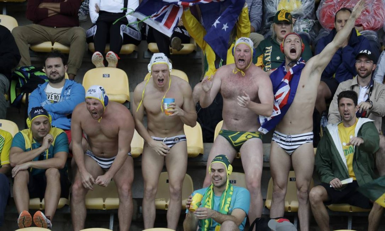 Torcedores australianos torcem pelo time de Polo Aquático do país prontos para entrarem na piscina se necessário Foto: Eduardo Verdugo / AP