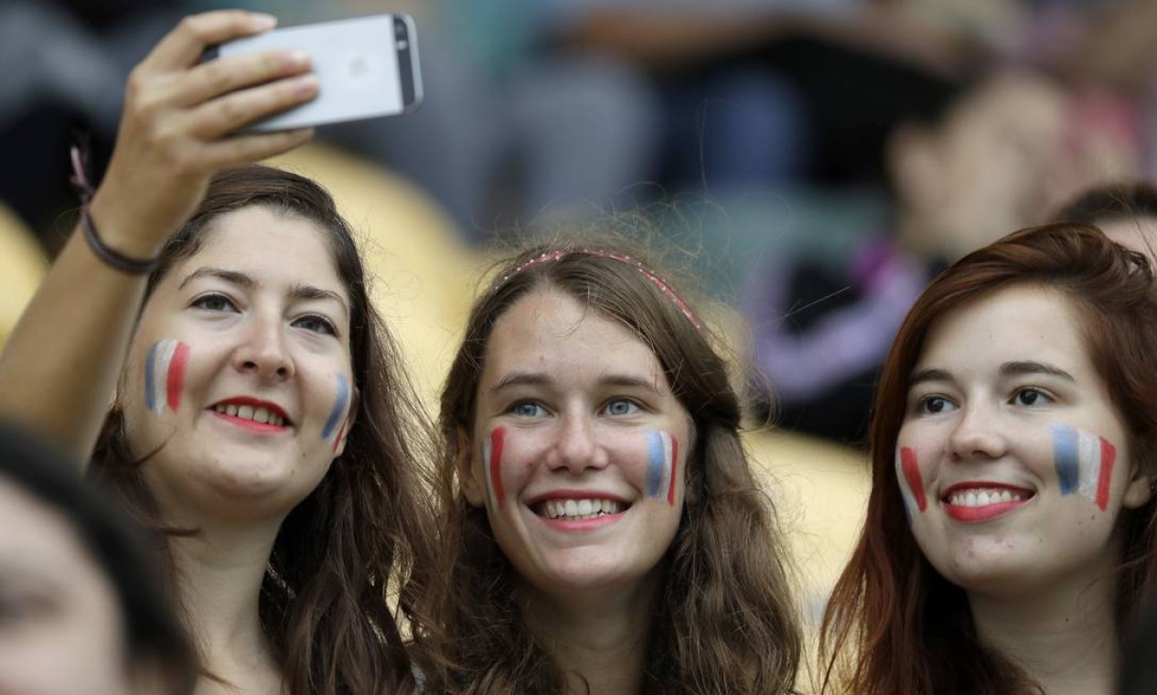 No intervalo das competições, as torcedoras francesas aproveitam para fazerem uma selfie Foto: Eduardo Verdugo / AP