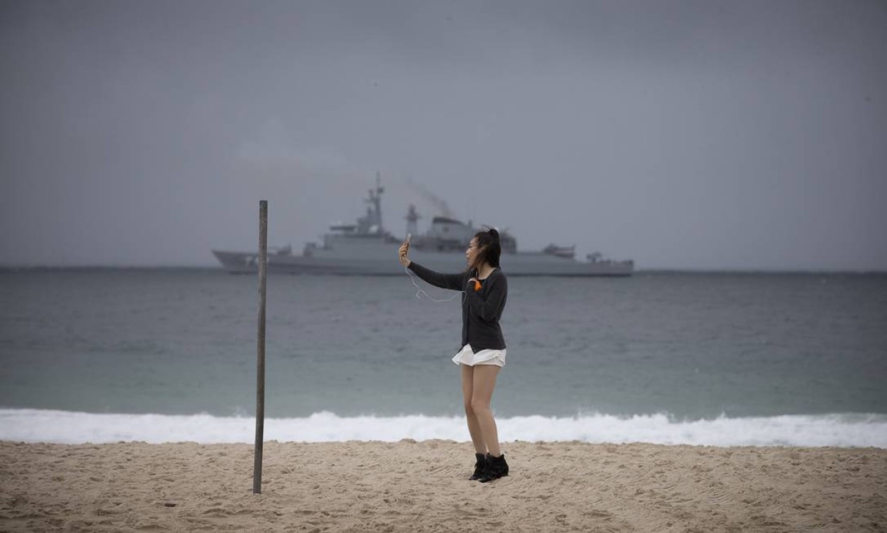 Turistas faz selfie na Praia de Copacabana, próximo a arena do volei de praia Foto: Márcia Foletto / Agência O Globo