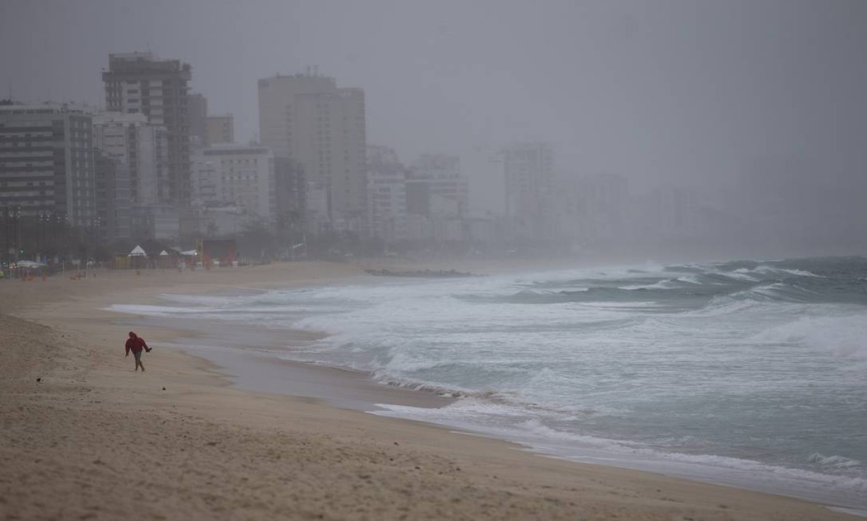 A Praia do Leblon praticamente vazia nesta quarta-feira Foto: Márcia Foletto / Agência O Globo