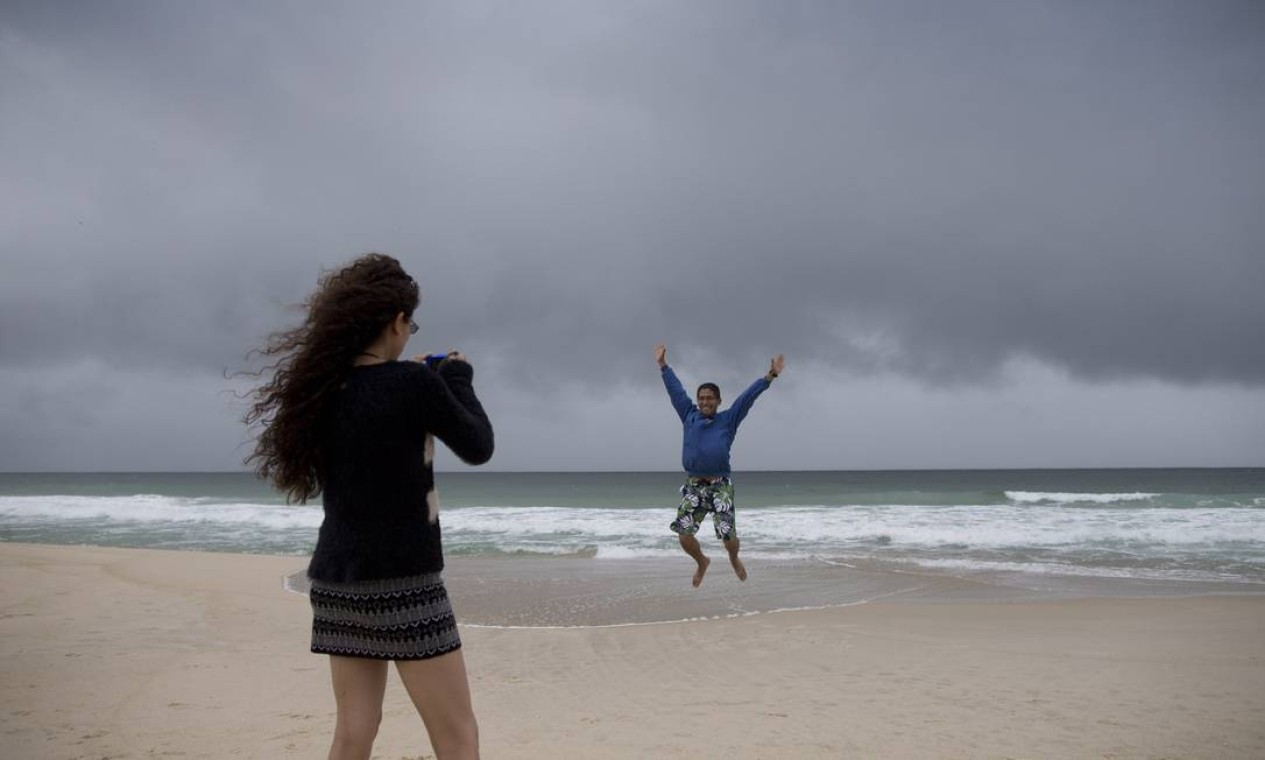 Turistas se divertem na Praia de Copacabana Foto: Márcia Foletto / Agência O Globo