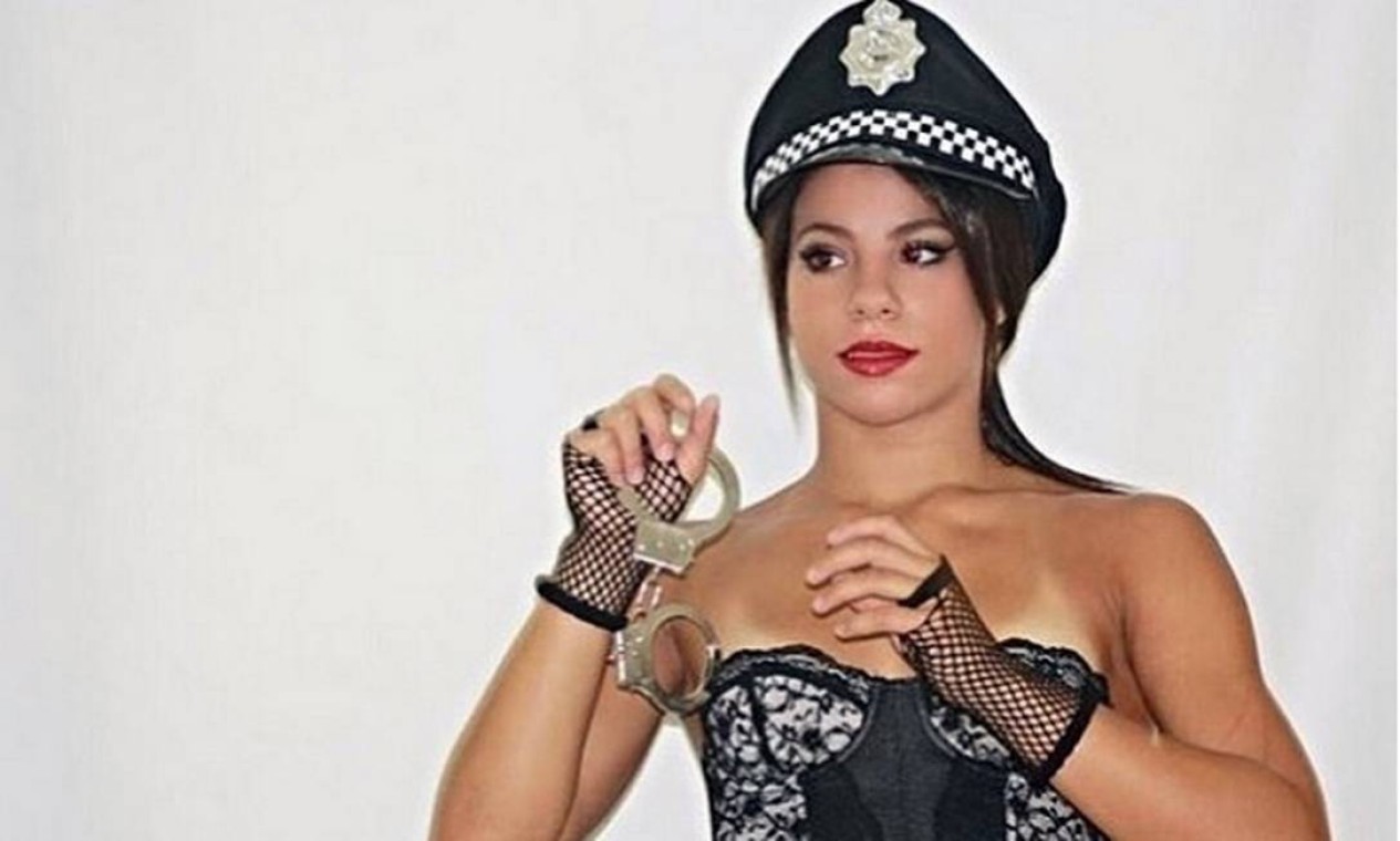 Ingrid fantasiada de policial em halloween de 2015 Foto: reprodução