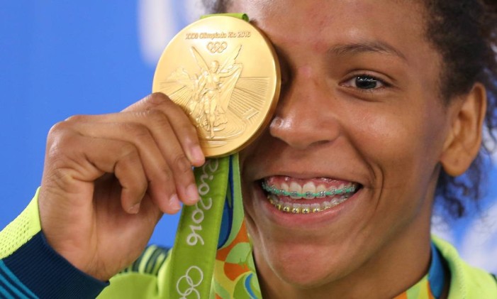 A carioca Rafaela Silva, com a primeira medalha de ouro na Olimpíada do Rio Foto: Marcelo Theobald / Agência O Globo