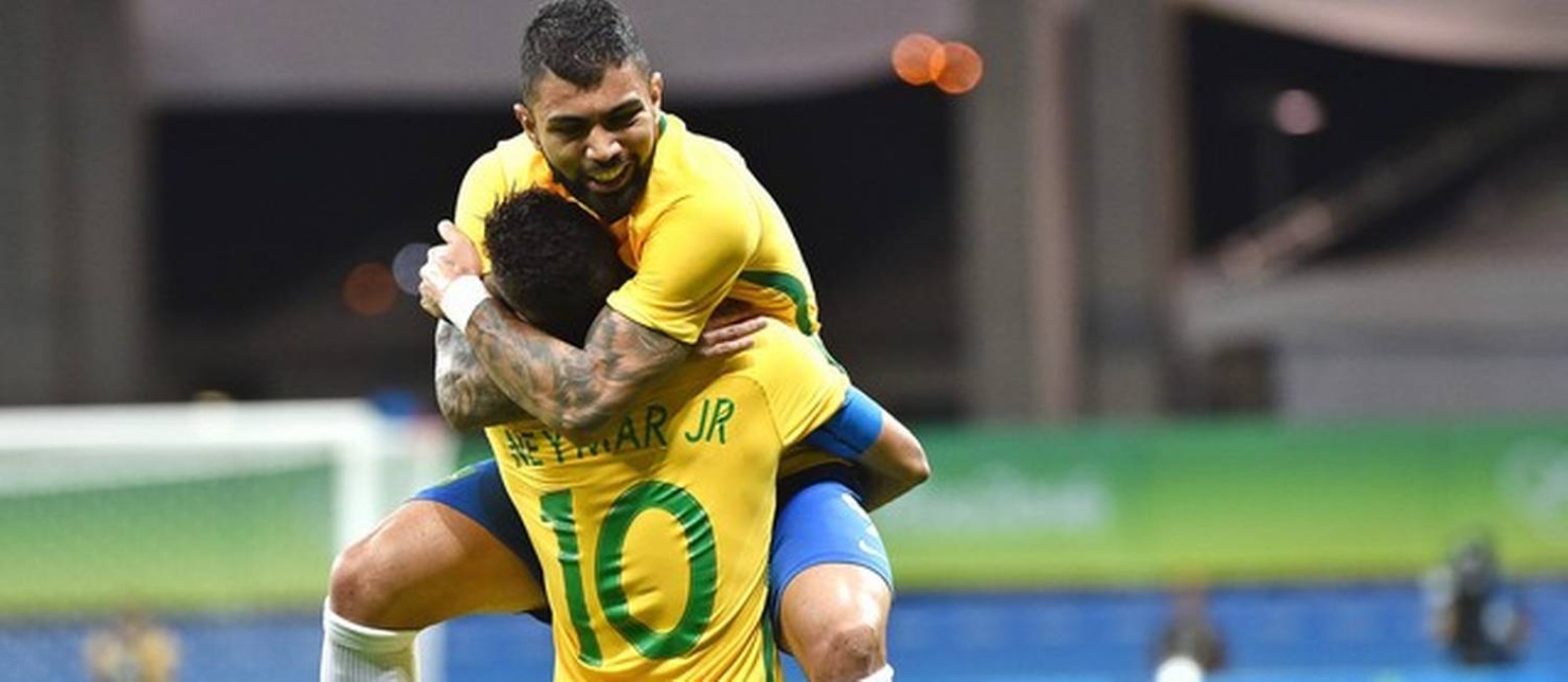 Alívio: Gabigol, autor do primeiro gol brasileiro, comemora o feito com o capitão Neymar Foto: Nelson Almeida / AFP