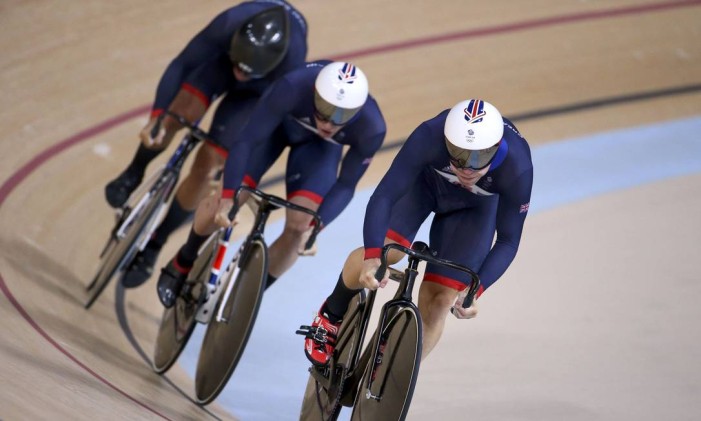 Trio da Grã-Bretanha compete na prova de velocidade por equipes do clicismo de pista Foto: PAUL HANNA / REUTERS