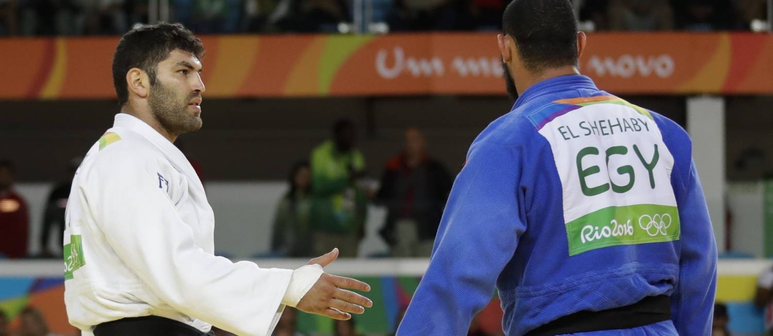 Atleta iraniano é banido após apertar a mão de israelense em campeonato -  Guiame