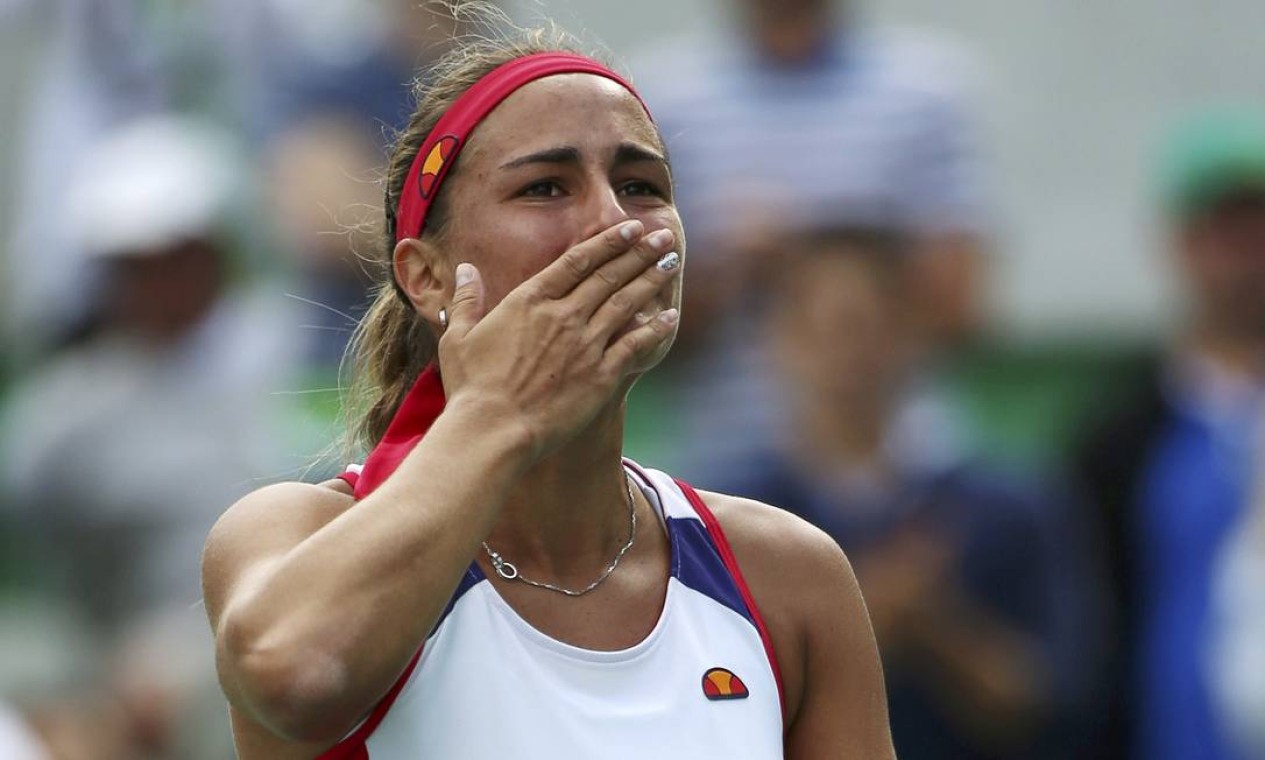 A atleta não segura a emoção após a vitória na semifinal e manda beijos para a torcida Foto: KEVIN LAMARQUE / REUTERS