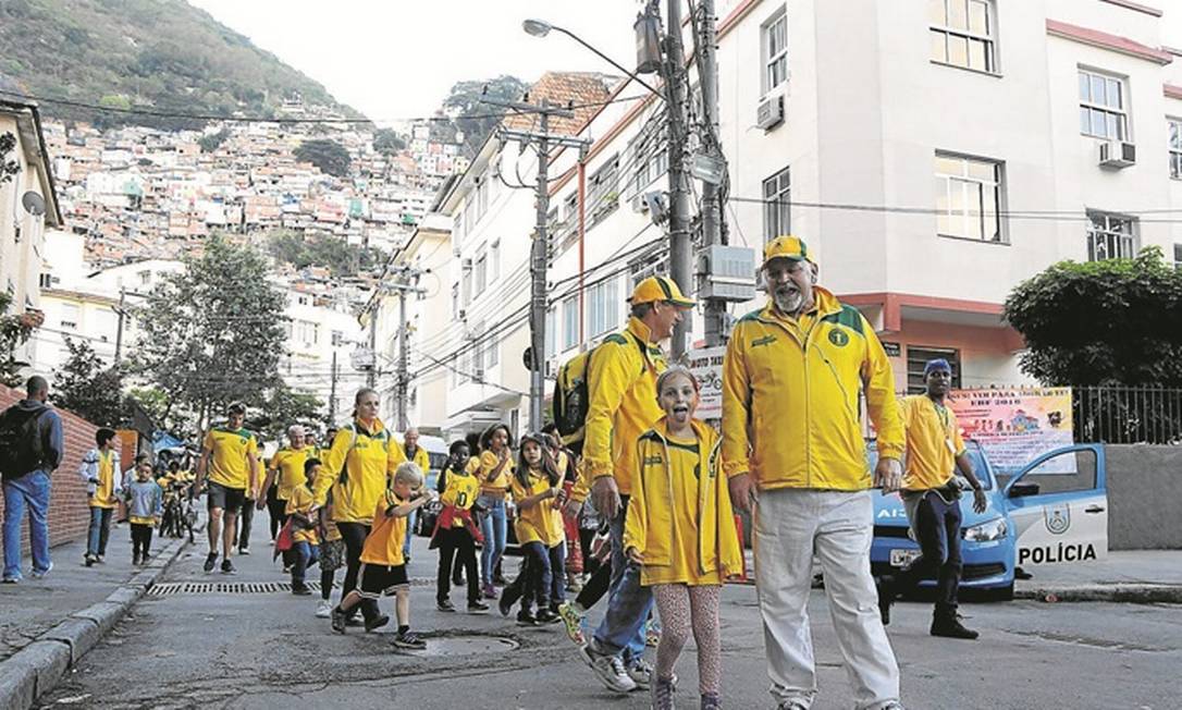 Grupo de australianos deixa o Dona Marta, em Botafogo: turistas foram convidar crianças da favela para assistir à partida olímpica de hóquei. Guias acreditam que medo de tiroteios e de zika tenha afugentado visitantes Foto: Fabio Rossi
