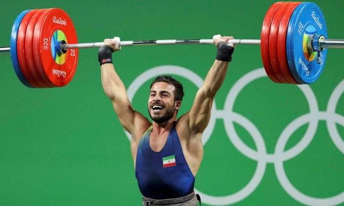O iraniano Kianoush Rostami bateu o recorde mundial de levantamento de peso na categoria até 85 quilos ao sustentar, no total, 396 quilos. Foto: Divulgação / COI