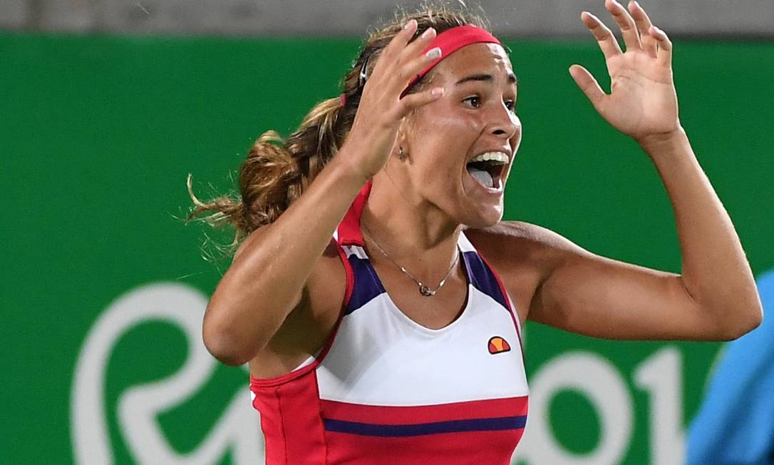 Mónica Puig celebra ao conquistar a medalha de ouro na disputa feminina simples. Pela primeira vez, Porto Rico terminou no lugar mais alto do pódio Foto: TOBY MELVILLE / REUTERS