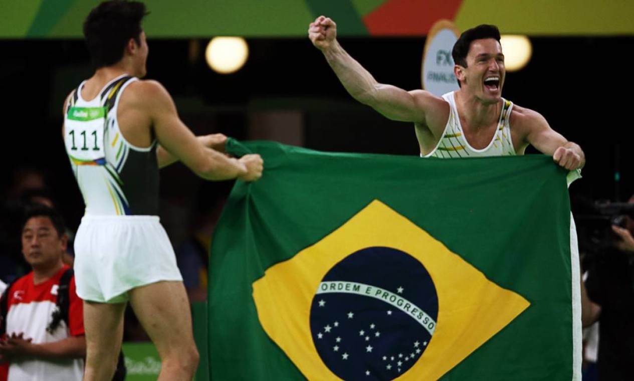 Com a Arena Olímpica do Rio cheia, os atletas vibraram após os resultados. Arthur alcançou a nota 15.433 e Diego, 15.533 Foto: MARKO DJURICA / REUTERS