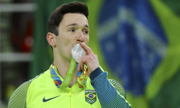 Diego Hypolito beija a tão sonhada medalha olímpica Foto: MIKE BLAKE / REUTERS