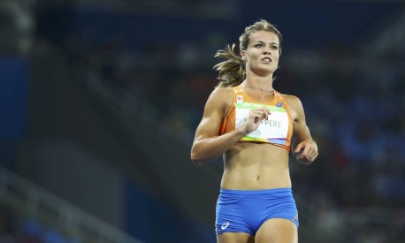 A atleta holandesa Dafne Schippers no aquecimento para a prova Foto: LUCY NICHOLSON / REUTERS