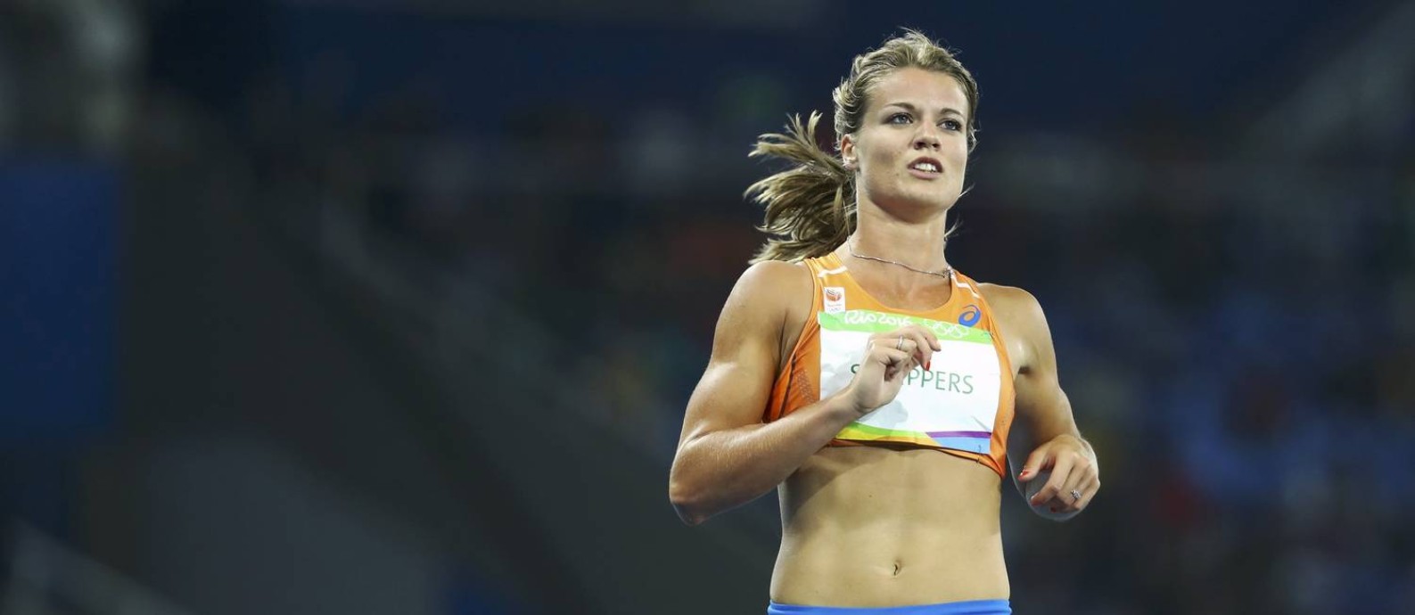 A atleta holandesa Dafne Schippers no aquecimento para a prova Foto: LUCY NICHOLSON / REUTERS