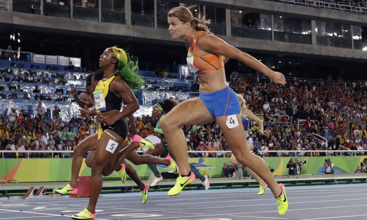 A jamaicana Shelly-Ann Fraser-Pryce, e a holandesa Dafne Schippers cruzam a linha na semifinal feminia dos 100 metros Foto: Matt Slocum / AP