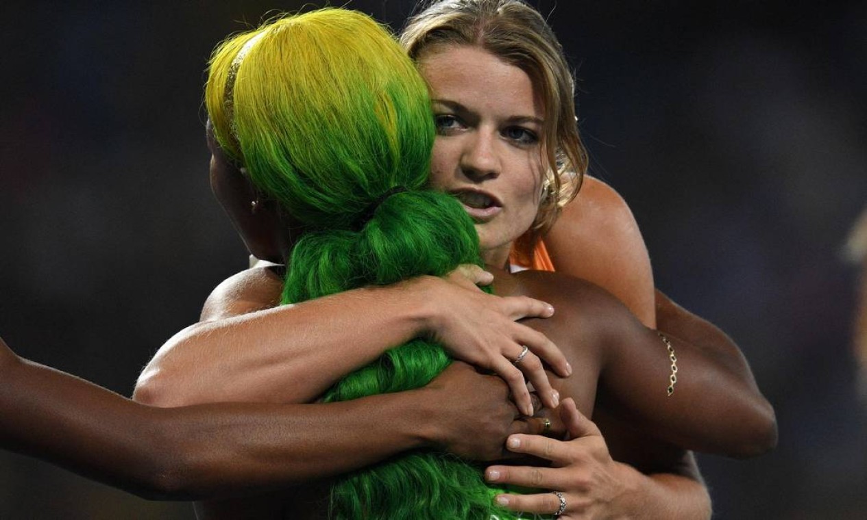 Dafne Schippers abraça a jamaicana Shelly-Ann Fraser-Pryce após a prova Foto: JOHANNES EISELE / AFP