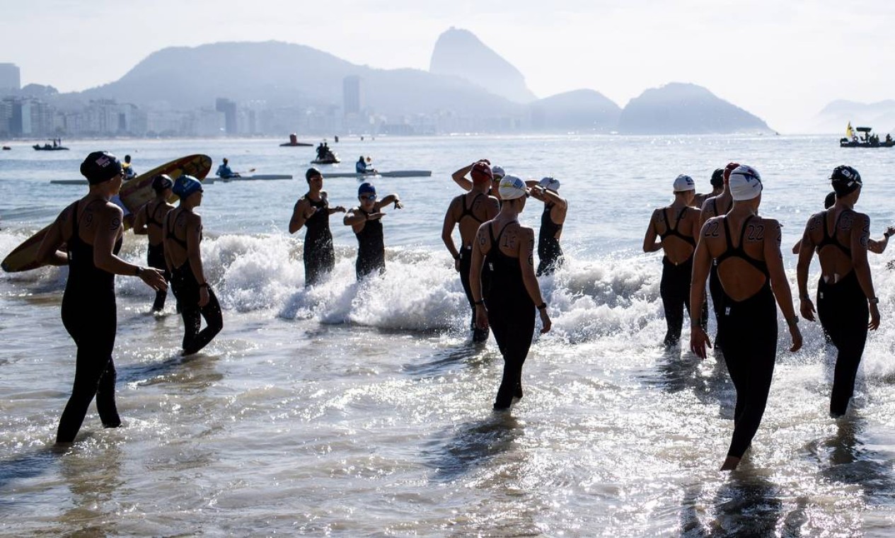A entrada no mar: água gelada de Copacabana recebeu a disputa da maratona aquática olímpica Foto: Daniel Marenco / Agencia O Globo / Agência O Globo