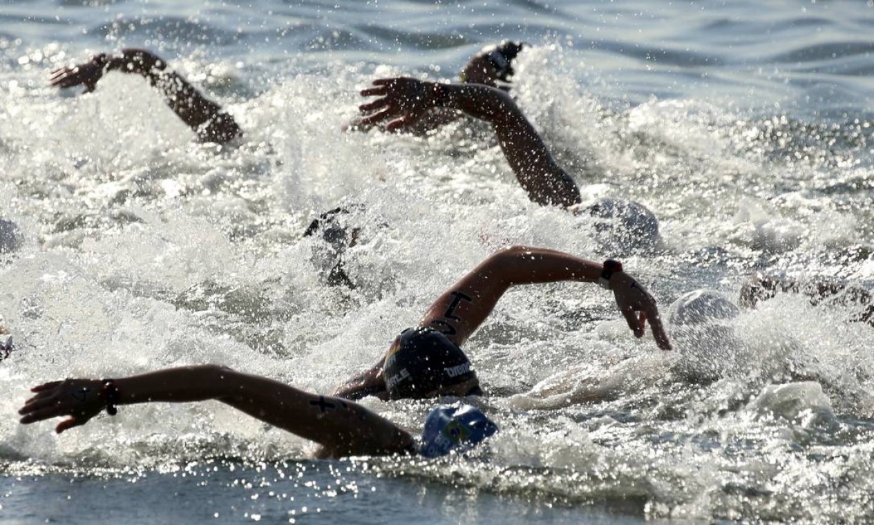 Braçadas e disputa apertada no mar Foto: KEVIN LAMARQUE / REUTERS