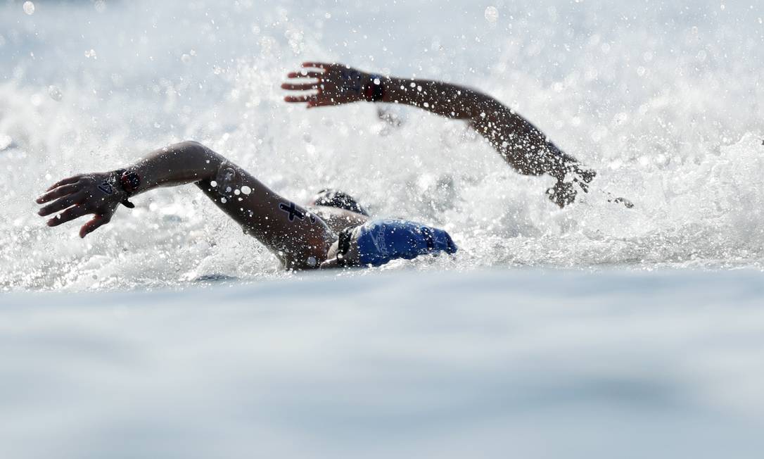 Brasileira Poliana Okimoto nada em Copacabana: bronze na maratona aquática Foto: Gregory Bull / AP