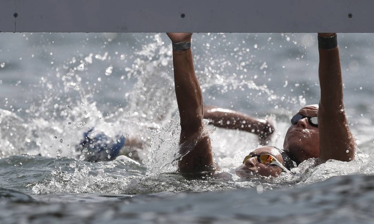 Aurelie Muller da França e Rachel Bruni da Itália na chegada da maratona aquática feminina em Copacabana Foto: André Mourão / O Dia/NOPP
