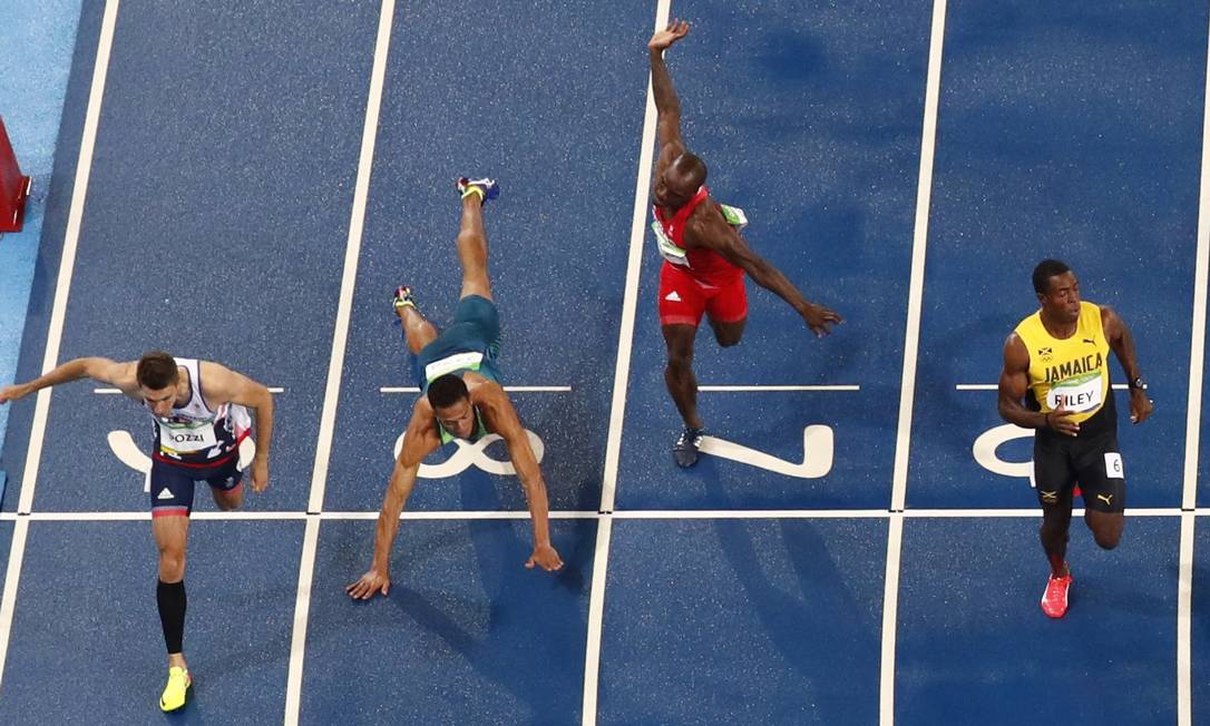 O inusitado fim de prova do brasileiro João Vitor de Oliveira na primeira eliminatória dos 110 metros com barreira Foto: PAWEL KOPCZYNSKI / REUTERS