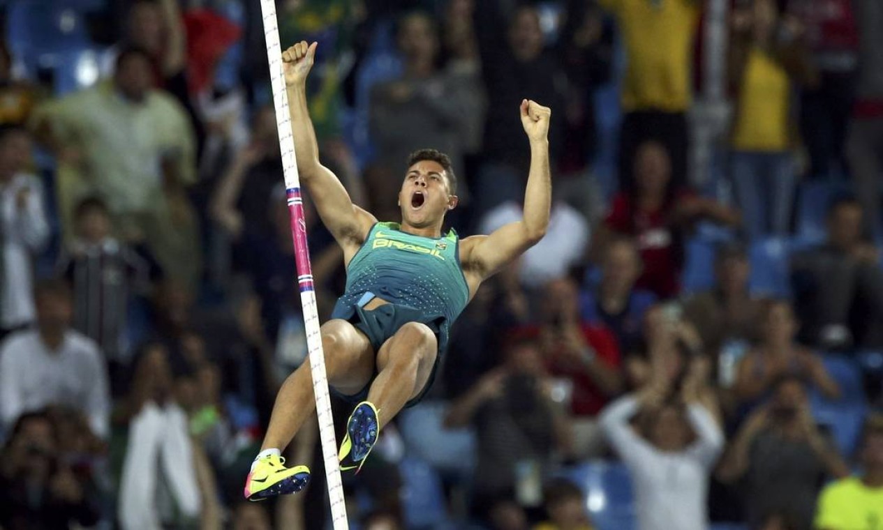 O brasileiro Thiago Braz conquista a medalha de ouro no salto com vara, e bate o recorde olímpico Foto: GONZALO FUENTES / REUTERS