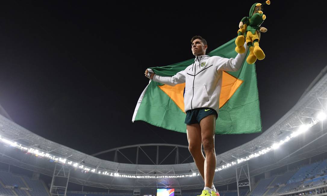 Thiago Braz comemora a medalha de outo no salto com vara Foto: FABRICE COFFRINI / FABRICE COFFRINI/AFP