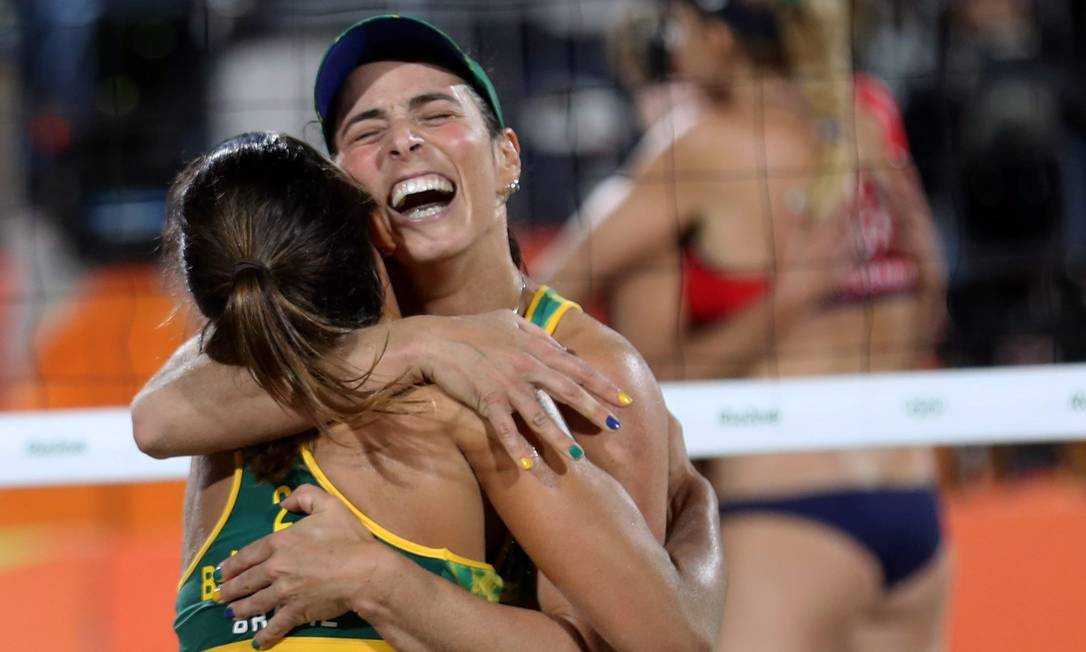 Ágatha e Bárbara comemoram a vitória que garantiu a final no vôlei de praia Foto: Marcelo Carnaval / Agência O Globo