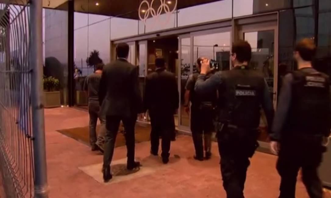 Policiais chegam a hotel na Barra para prender irlandês Foto: Reprodução / TV Globo